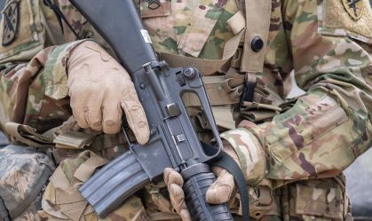 Um soldado do Exército dos EUA segura seu fuzil M16 durante os exercícios militares internacionais perto de Hohenfels, Alemanha, em 9 de abril de 2019