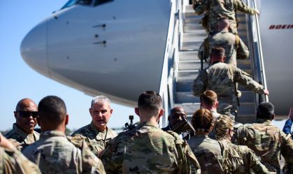 Soldados americanos embarcando em avião com destino à Alemanha, em março de 2022