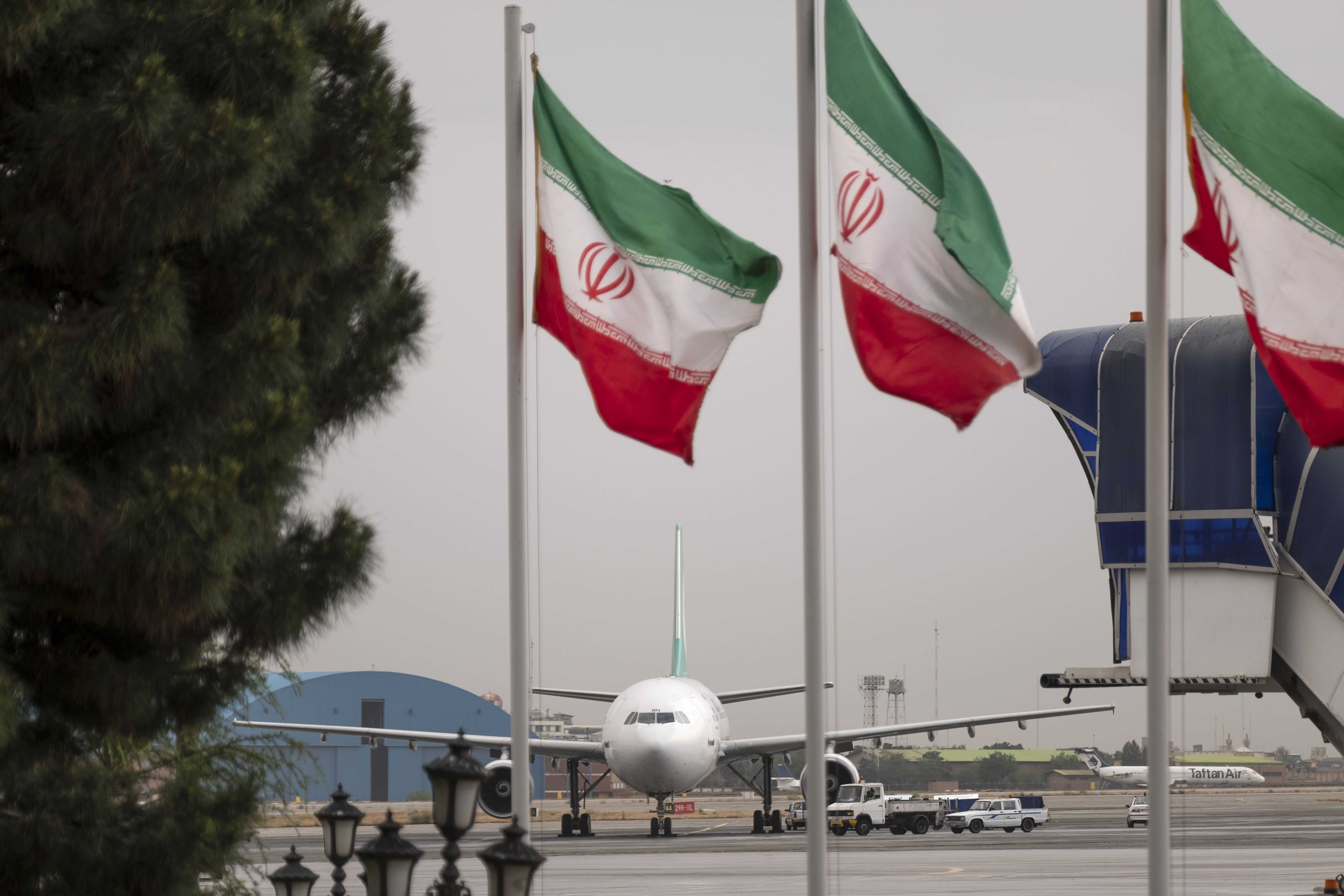 Um avião da companhia aérea iraniana Mahan Air é fotografada no Aeroporto Internacional Mehrabad, em Teerã
