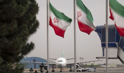 Um avião da companhia aérea iraniana Mahan Air é fotografada no Aeroporto Internacional Mehrabad, em Teerã