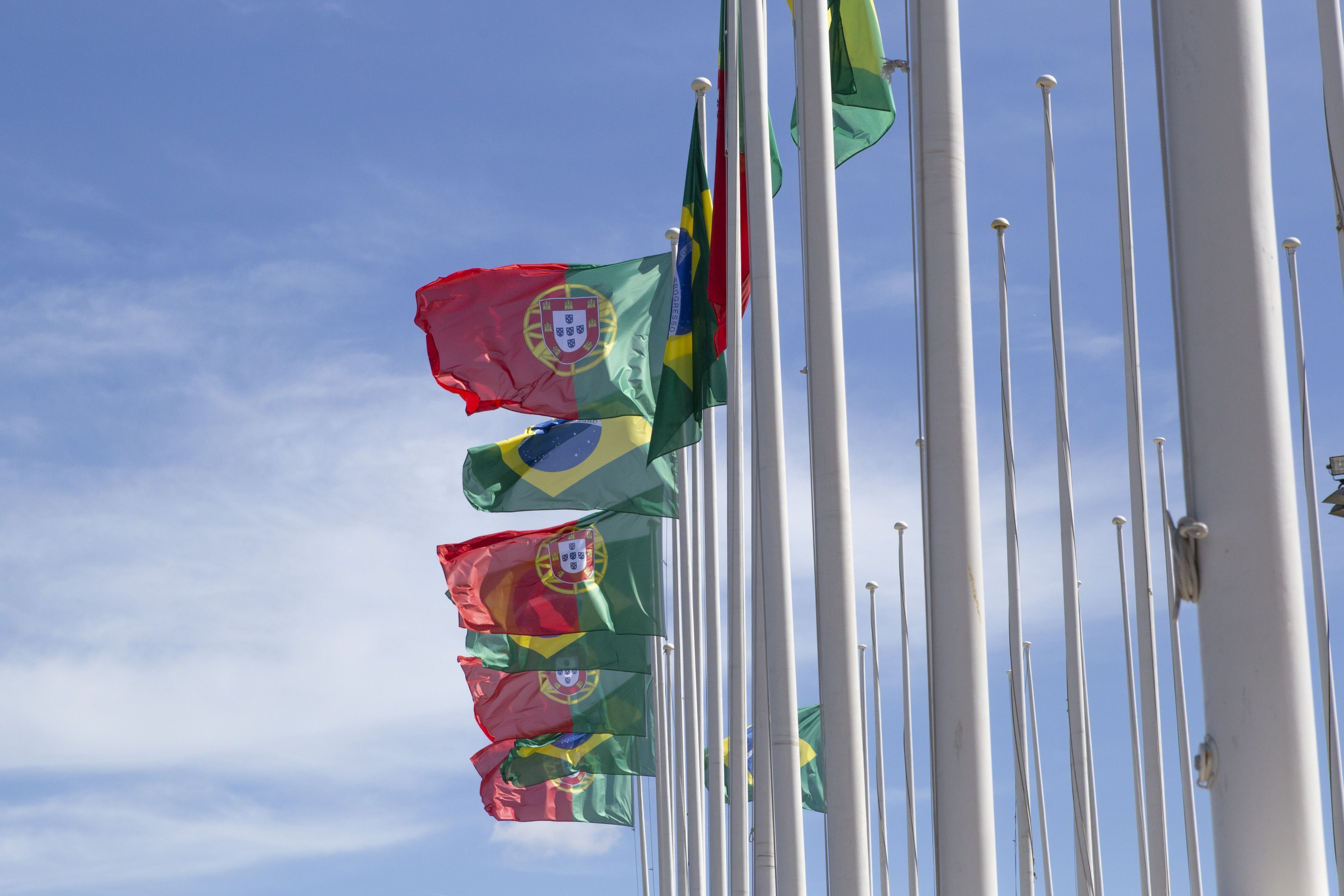 Bandeiras do Brasil e de Portugal hasteadas em Lisboa, Portugal