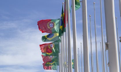 Bandeiras do Brasil e de Portugal hasteadas em Lisboa, Portugal