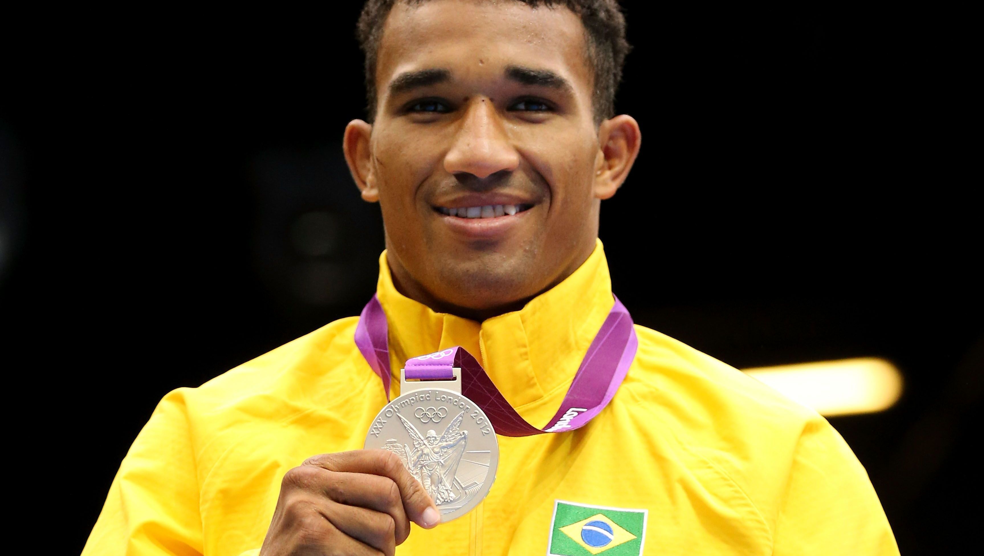 Esquiva Falcão com a medalha de prata conquistada nos Jogos de Londres 2012