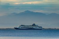 Navio de cruzeiro transita por Ormuz com rotas de navegação ainda restritas