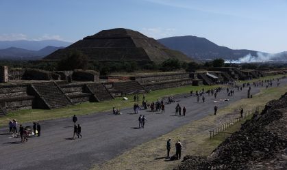 Vista da Pirâmide do Sol e da Avenida dos Mortos em Teotihuacan, México, em outubro de 2025