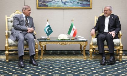 O presidente iraniano Masoud Pezeshkian se reúne com o primeiro-ministro paquistanês Shehbaz Sharif durante sua visita oficial para o Fórum Internacional de Paz e Confiança em Ashgabat, Turcomenistão, em dezembro de 2025