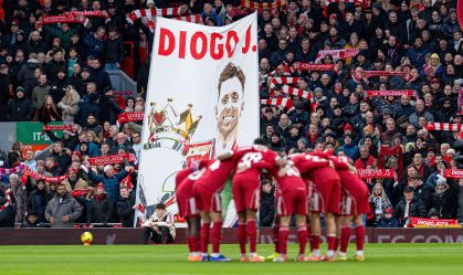 Jogadores do Liverpool se reúnem em frente a uma faixa em homenagem a Diogo Jota durante a partida da Premier League contra o Wolverhampton, em Anfield