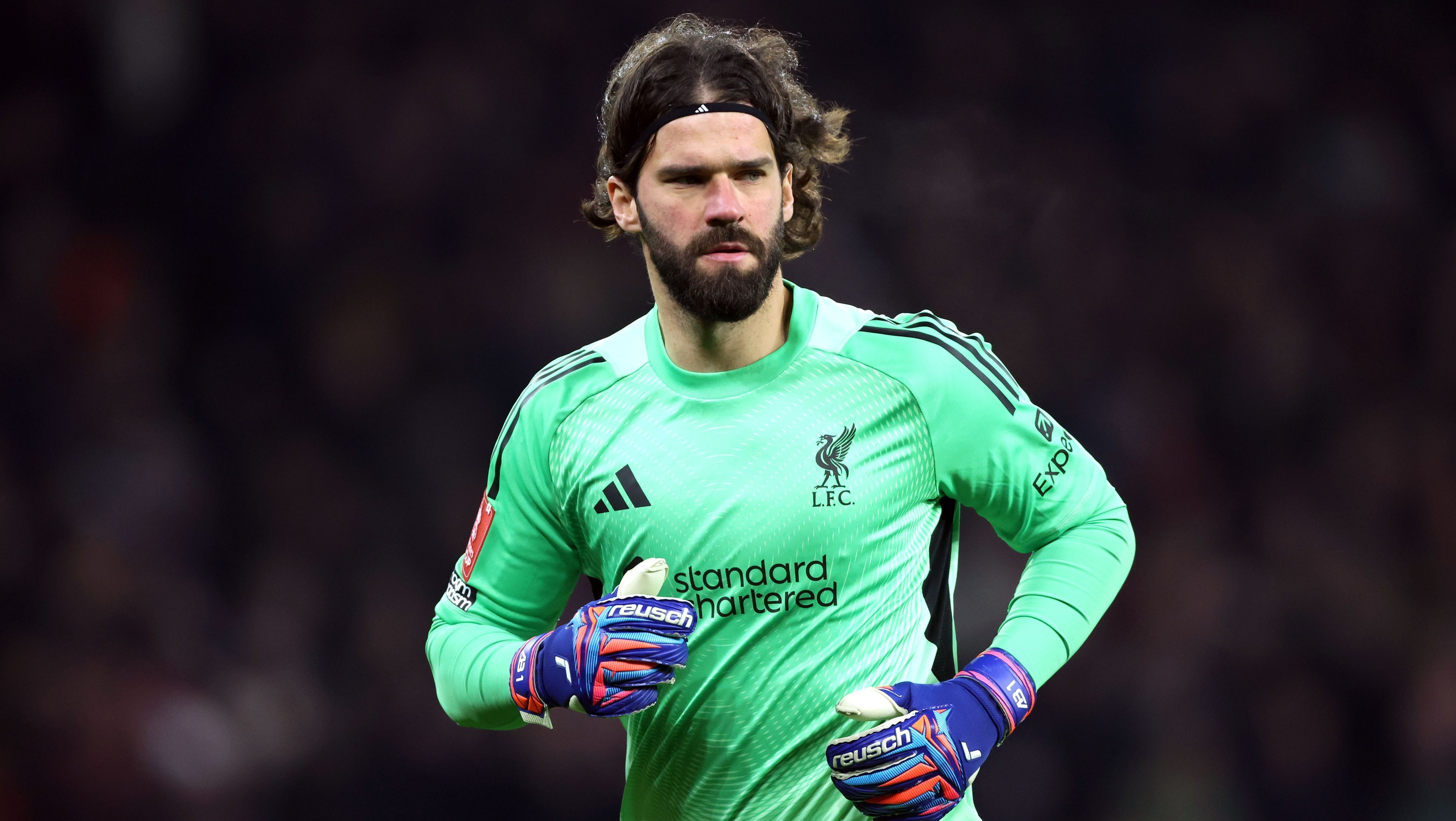 Alisson em ação pelo Liverpool