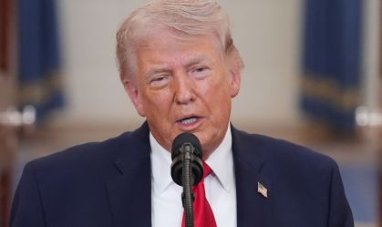 O presidente dos EUA, Donald Trump, discursa no Salão Cruzado da Casa Branca