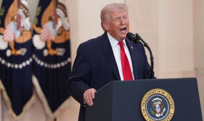 O presidente dos EUA, Donald Trump, discursa no Salão Cruzado da Casa Branca