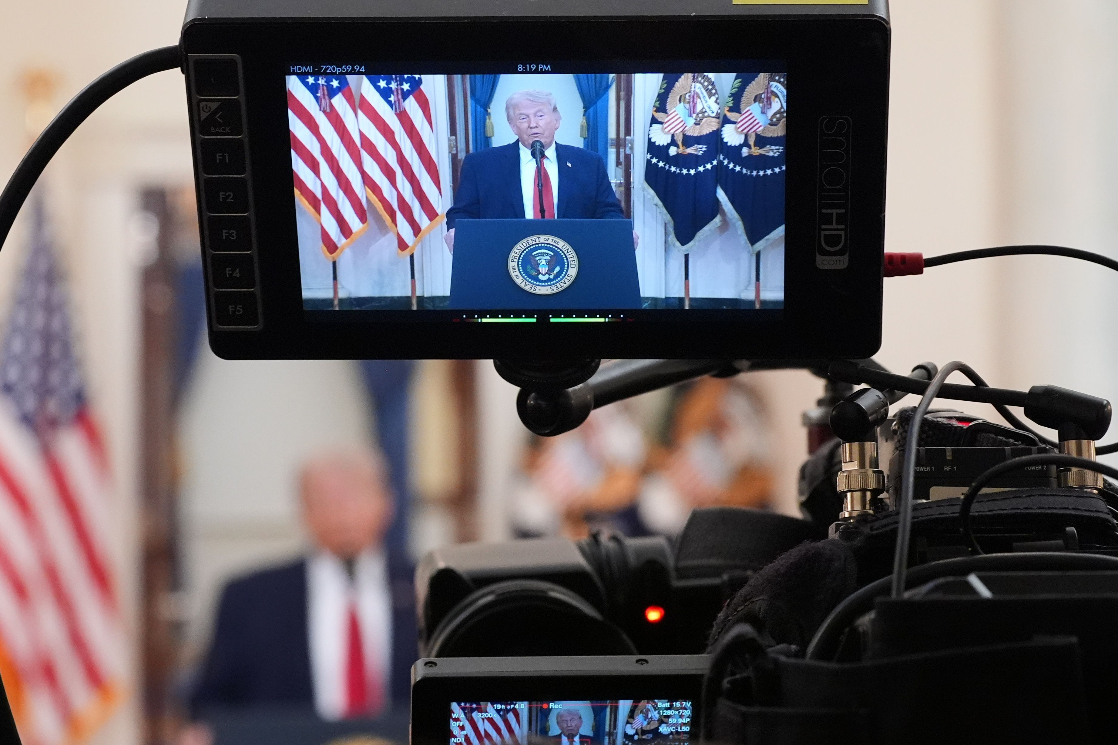 O presidente dos EUA, Donald Trump, discursa no Salão Cruzado da Casa Branca