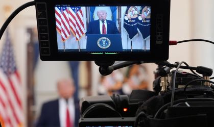 O presidente dos EUA, Donald Trump, discursa no Salão Cruzado da Casa Branca