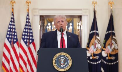 O presidente dos EUA, Donald Trump, discursa no Salão Cruzado da Casa Branca