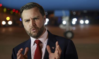 O vice-presidente dos EUA, JD Vance, fala com a imprensa antes de embarcar no Air Force Two em Budapeste