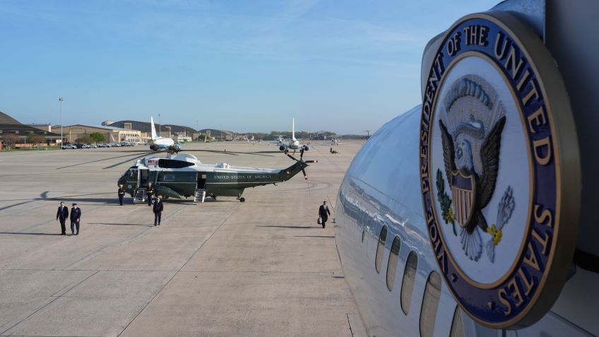 O vice-presidente dos EUA, JD Vance, caminhando em direção ao Air Force Two rumo ao Paquistão na sexta-feira (10) • Jacquelyn Martin-Pool/Getty Images