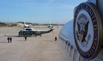 O vice-presidente dos EUA, JD Vance, caminhando em direção ao Air Force Two rumo ao Paquistão na sexta-feira (10)