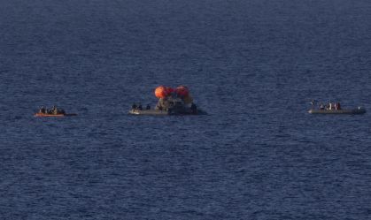 Cápsula Orion durante pouso no Oceano Pacífico nesta sexta-feira (10)