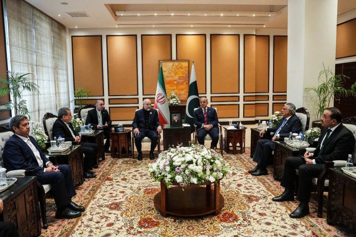 O primeiro-ministro do Paquistão, Shehbaz Sharif, se reúne com a delegação do Irã em Islamabad • Iranian Foreign Ministry via Getty Images