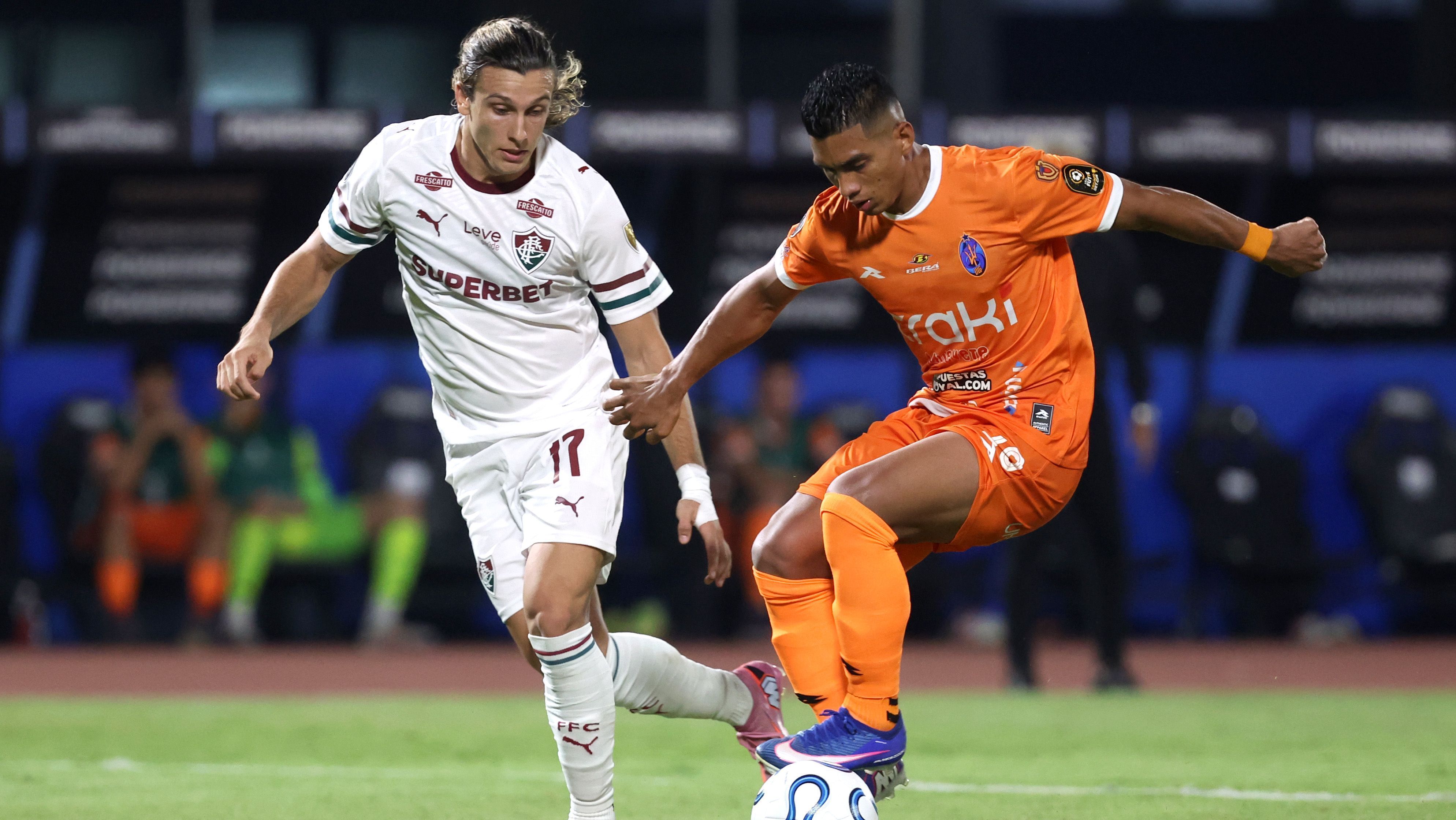 Lance do jogo entre La Guaira e Fluminense, pela Libertadores