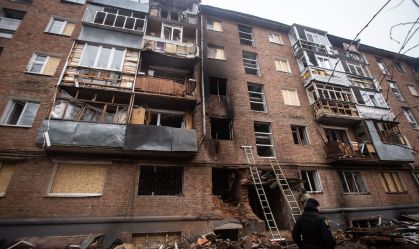 Fachada de um prédio residencial danificada após um ataque de drone na cidade de Sumy, Ucrânia, neste sábado (11)