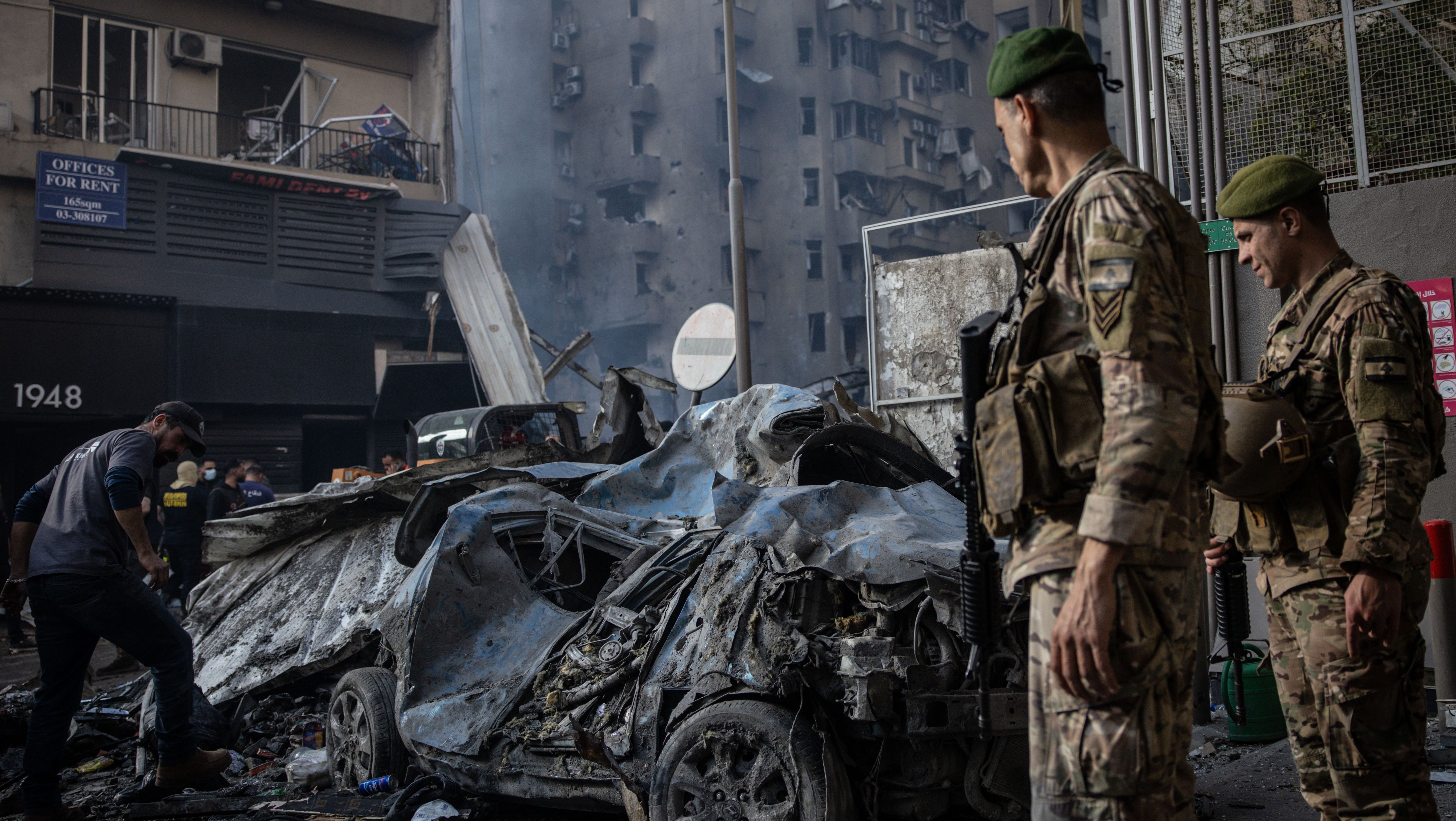 Soldados do exército libanês guardam o local de um ataque aéreo israelense em 8 de abril de 2026 em Beirute, Líbano