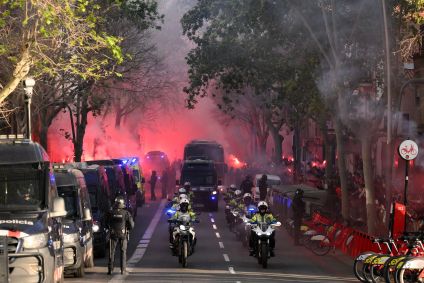 Ônibus da delegação do Atléti chega ao Camp Nou