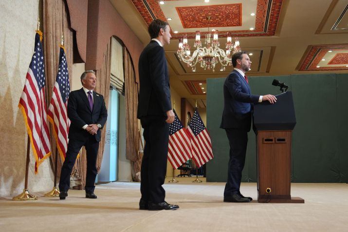 O vice-presidente dos EUA, JD Vance, Jared Kushner e Steve Witkoff durante uma coletiva de imprensa após as negociações com o Irã no Paquistão • Jacquelyn Martin - Pool/Getty Images