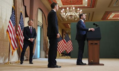 O vice-presidente dos EUA, JD Vance, Jared Kushner e Steve Witkoff durante uma coletiva de imprensa após as negociações com o Irã no Paquistão
