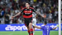 Pedro é homenageado no Flamengo e mira mais conquistas' Pedro é homenageado no Flamengo e mira mais conquistas