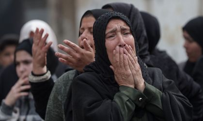 Palestinos que perderam parentes em um ataque israelense durante o funeral na Cidade de Gaza, Palestina, em 15 de abril de 2026