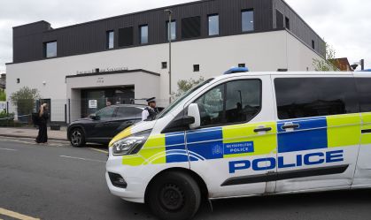 Policiais em frente à Sinagoga Reformista de Finchley, no norte de Londres, após uma tentativa de incêndio criminoso