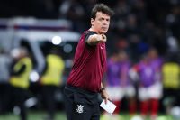 Diniz se emociona em Itaquera e explica repetições em escalação