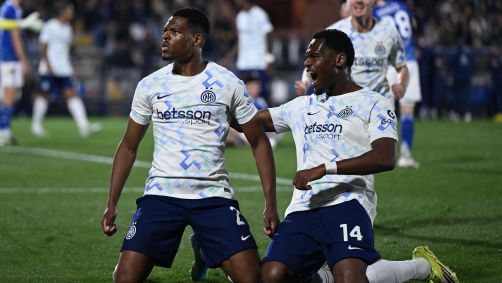 Denzel Dumfries, da Inter de Milão, celebra gol contra o Como 1907