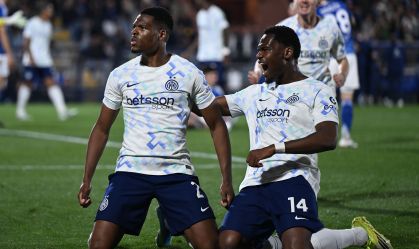 Denzel Dumfries, da Inter de Milão, celebra gol contra o Como 1907