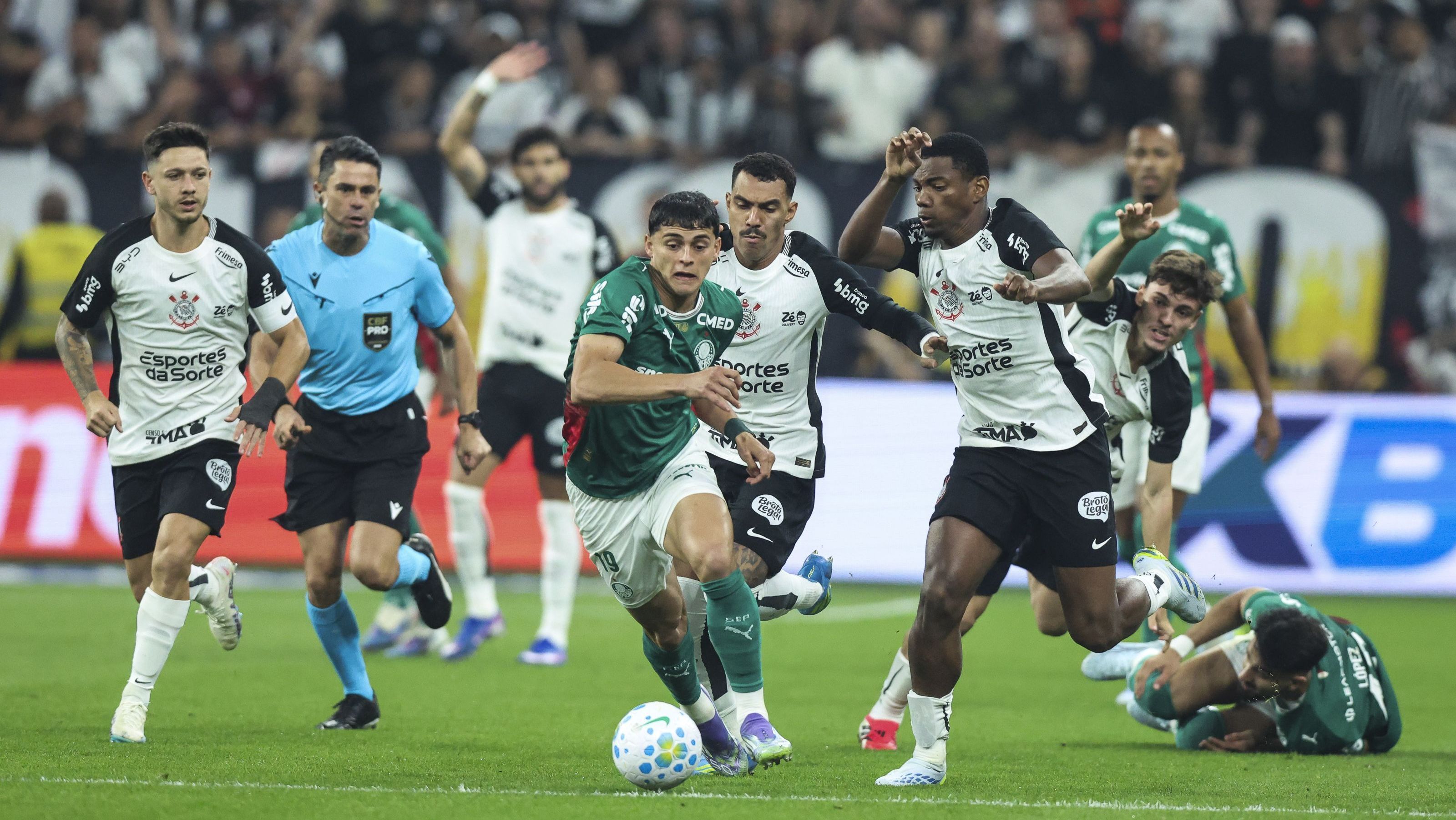 Lance de Corinthians x Palmeiras pelo Brasileirão