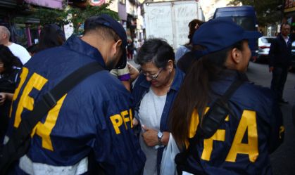 Autoridades de imigração realizam uma operação em Buenos Aires, Argentina