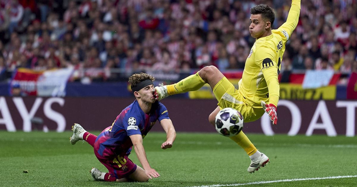 Jogador do Barcelona sangra em campo após choque com goleiro na Champions