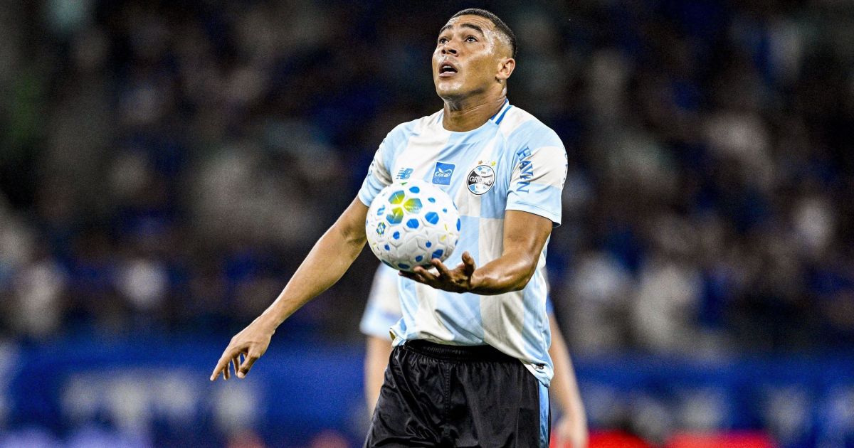 Grêmio: Carlos Vinícius cobra e erra pênalti três vezes na Sul-Americana