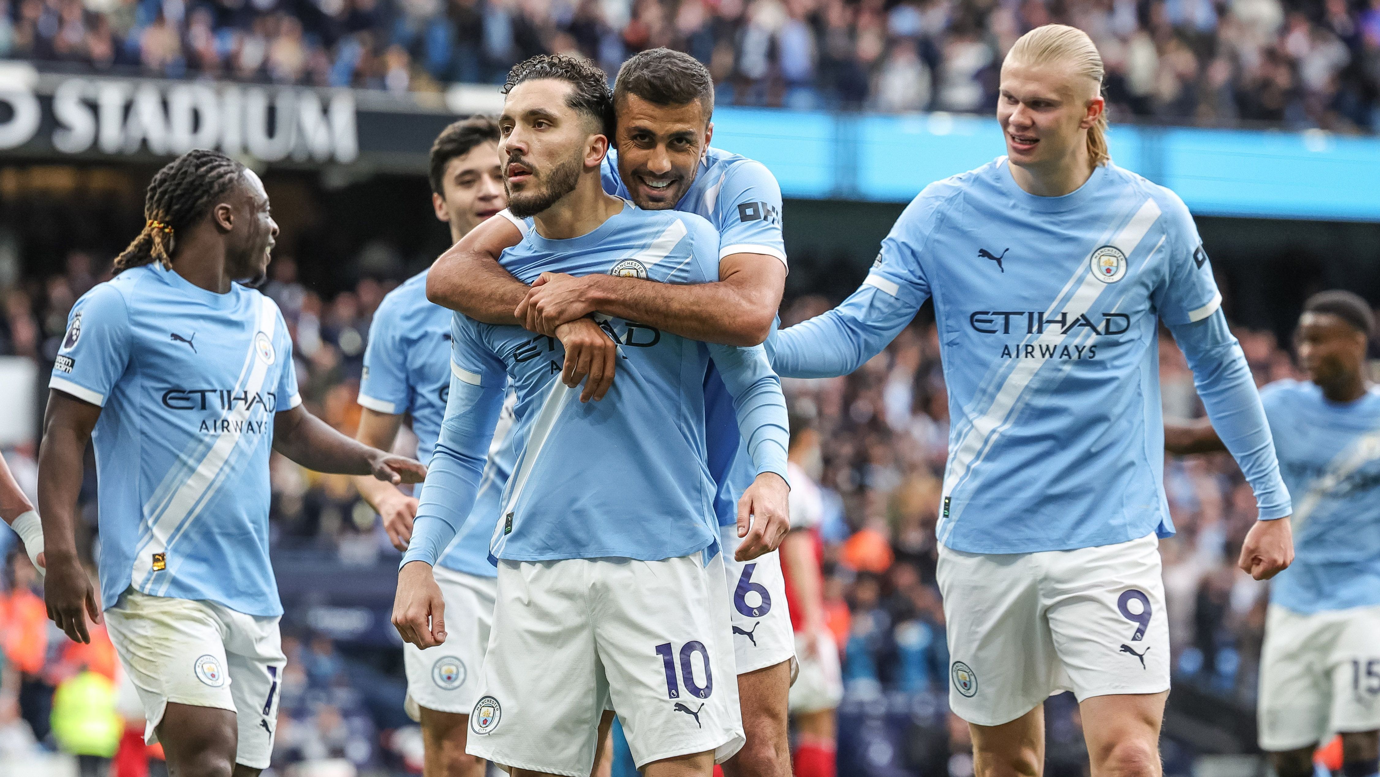 Rayan Cherki, do Manchester City, comemora com seus companheiros gol contra o Arsenal, pela Premiere League