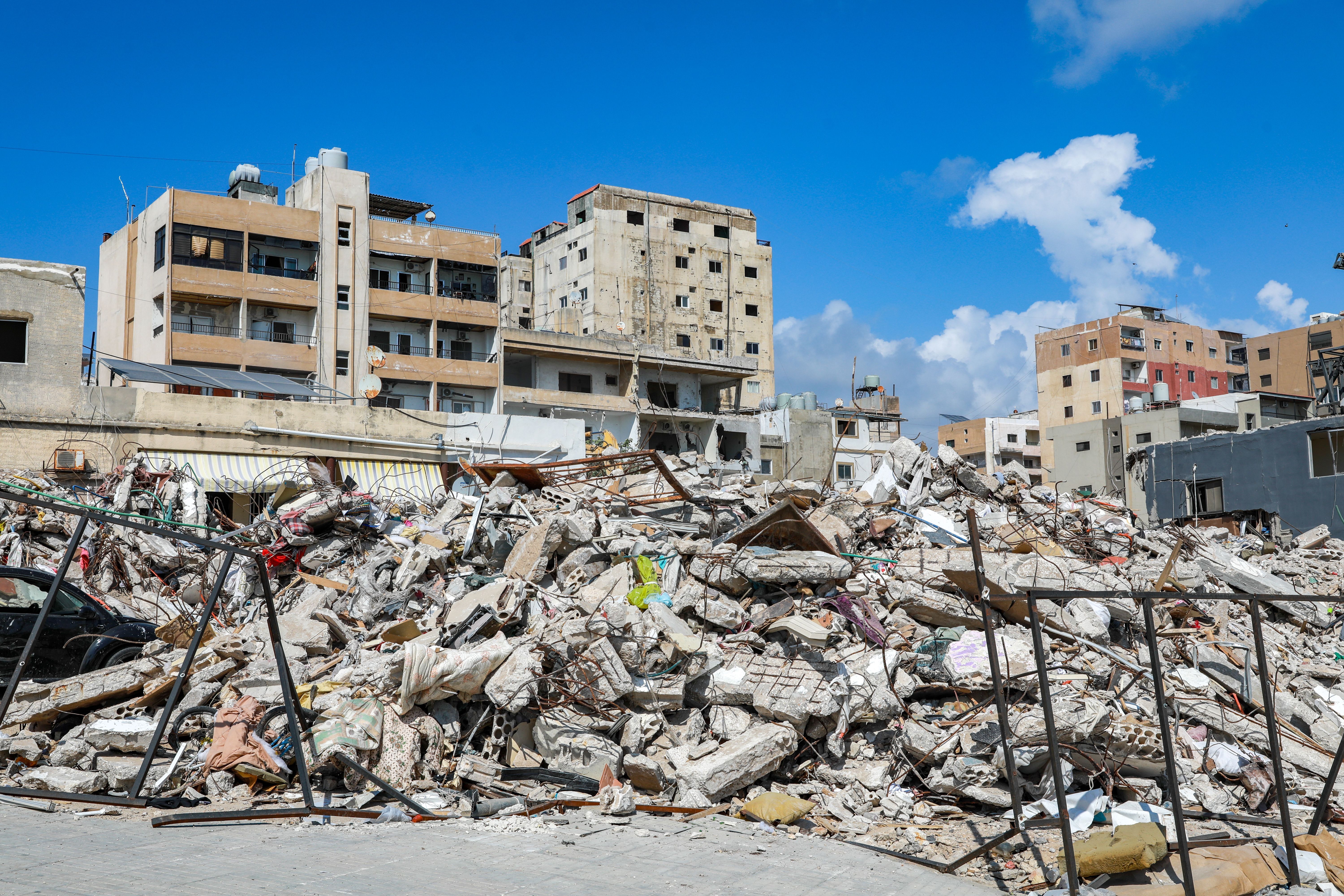 Destruição após um ataque aéreo israelense que atingiu prédios em Tiro, Líbano, em 20 de abril