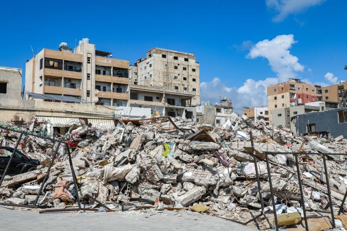 Destruição após um ataque aéreo israelense que atingiu prédios em Tiro, Líbano, em 20 de abril • Muhammed Emin Canik/Anadolu via Getty Images