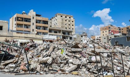 Destruição após um ataque aéreo israelense que atingiu prédios em Tiro, Líbano, em 20 de abril