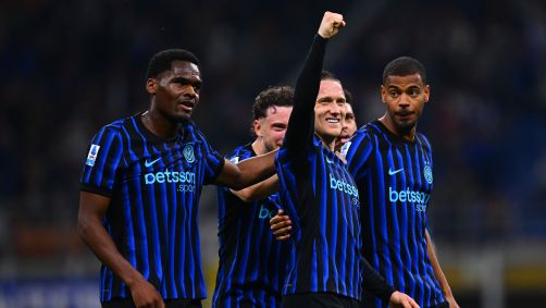 Piotr Zielinski, da Inter de Milão, comemora com seus companheiros de equipe após marcar um gol durante a partida contra o Cagliari, pelo Campeonato Italiano