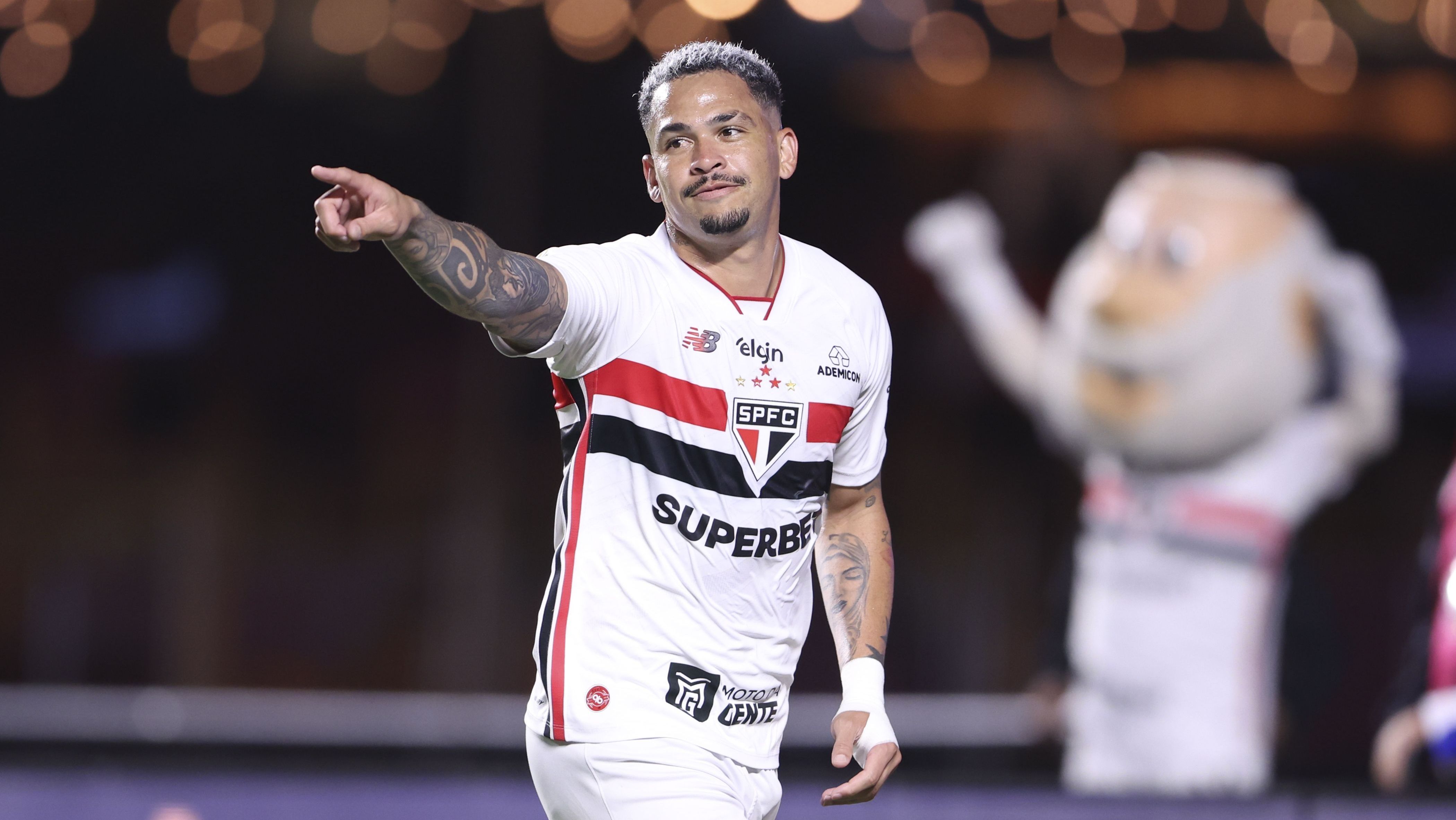 Luciano, do São Paulo, celebra gol contra o Juventude, pela quinta fase da Copa do Brasil