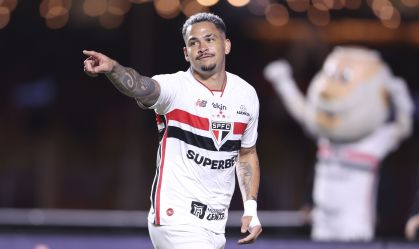 Luciano, do São Paulo, celebra gol contra o Juventude, pela quinta fase da Copa do Brasil