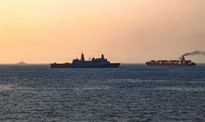 Forças dos EUA patrulham o Mar Arábico perto do navio M/V Touska em 20 de abril de 2026