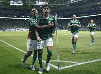 Com um a menos, Palmeiras segura Athletico-PR e vence pelo Brasileir&atilde;o |  CNN Brasil
