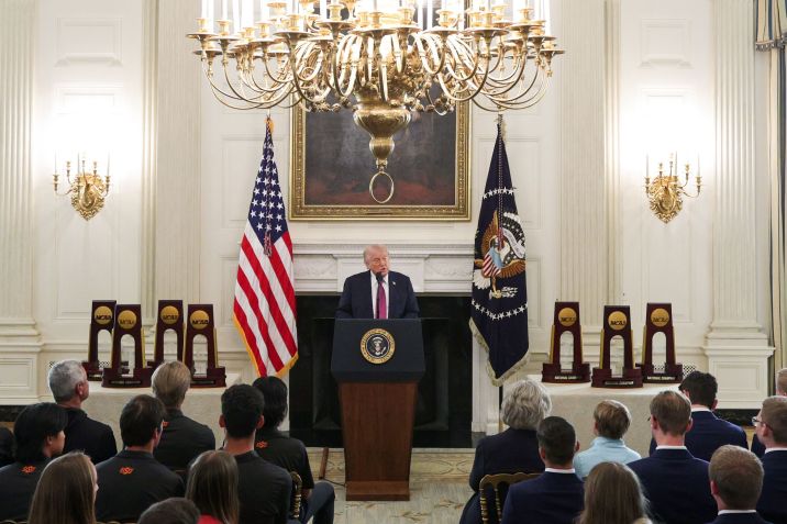 Presidente dos EUA, Donald Trump, discursa ao receber atletas campeões da NCAA no Salão de Jantar de Estado da Casa Branca • Alex Wong/Getty Images