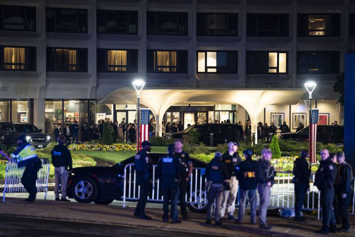 Participantes se reúnem no saguão do Washington Hilton após o adiamento do Jantar da Associação de Correspondentes da Casa Branca na noite passada • Al Drago/Getty Images