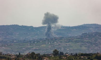 Fumaça sobe após um ataque aéreo israelense em uma vila no sul do Líbano no domingo (26)